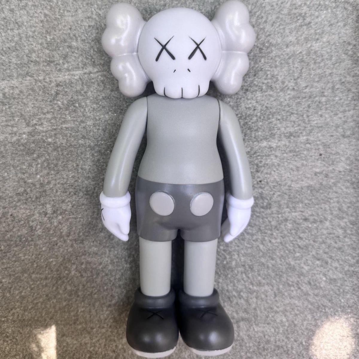 Figuren: KAWS Companion Figure - Grey Edition – Neu und originalverpackt aus Caviano von reselleo21 3