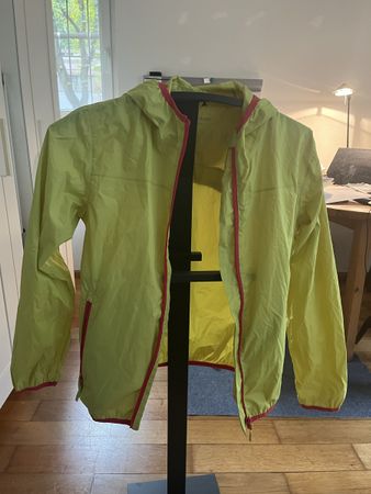 Windjacke Tuxer grün mit Kapuze 