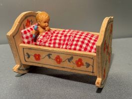 alte Puppenwiege Holz Handbemalt mit Bettzeug + Puppen Baby