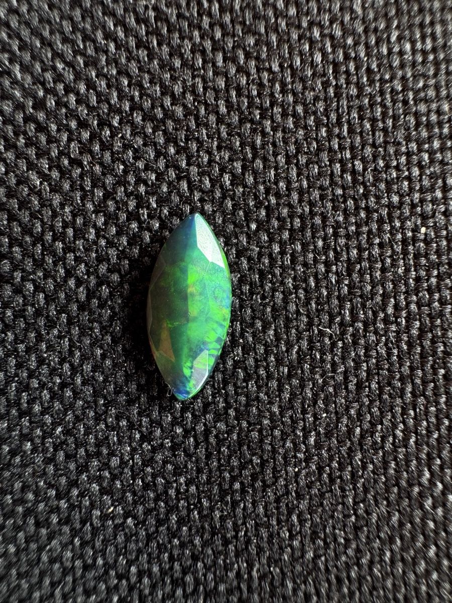 Edelsteine: Black Opal 0.9 ct – Neu und originalverpackt aus Wängi von Horus90