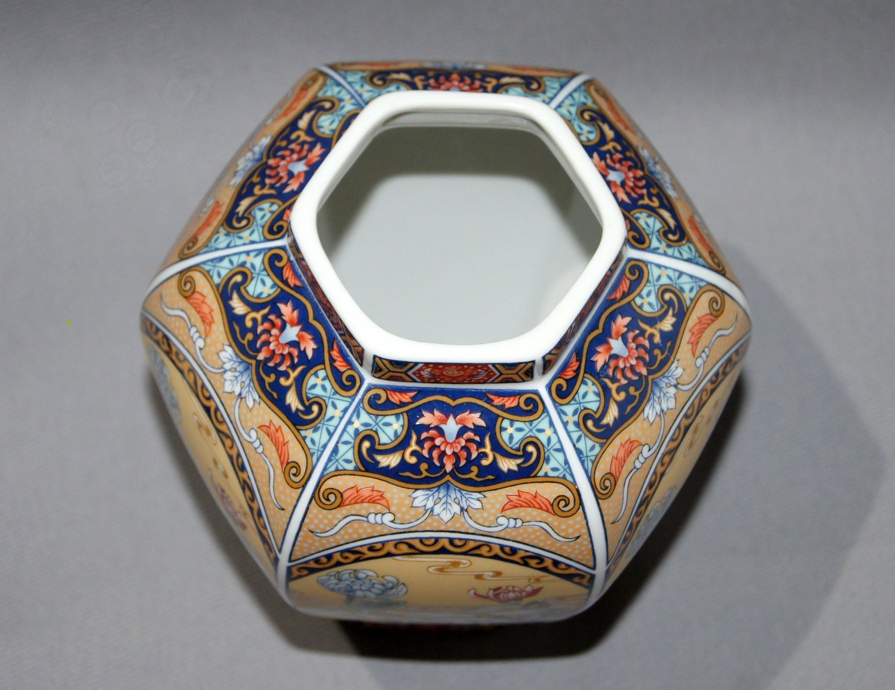 Tutte le decorazioni: Bezaubernde Asiatische Deckelvase – Usato da Geroldswil venduto da ARTEFACTO 6
