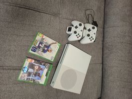 Xbox One S Set mit 2 Controllern, Ladestation und 2 Spiele