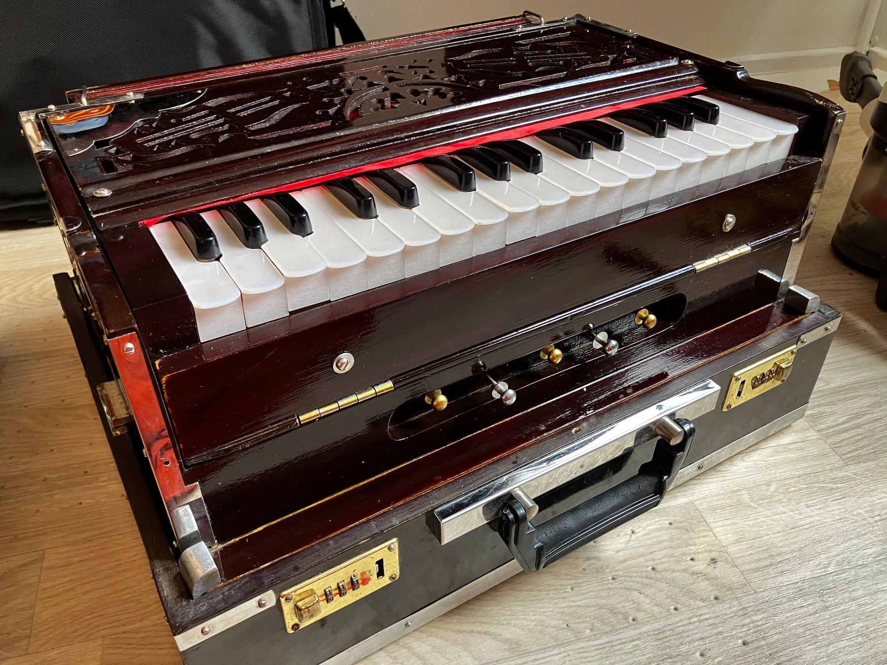 Strumenti musicali: Harmonium (ind. Reiseharmonium) – Usato da Kirchdorf BE venduto da bar_6c2l
