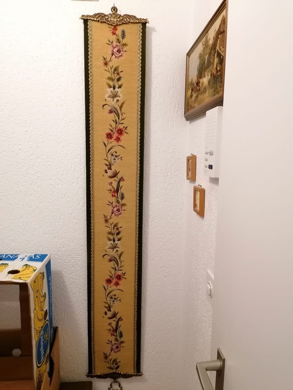 Foto & Immagini: Gobelinbild mit Messingbeschlägen im Glockenzugstil – Usato da Jona venduto da Uufruumi