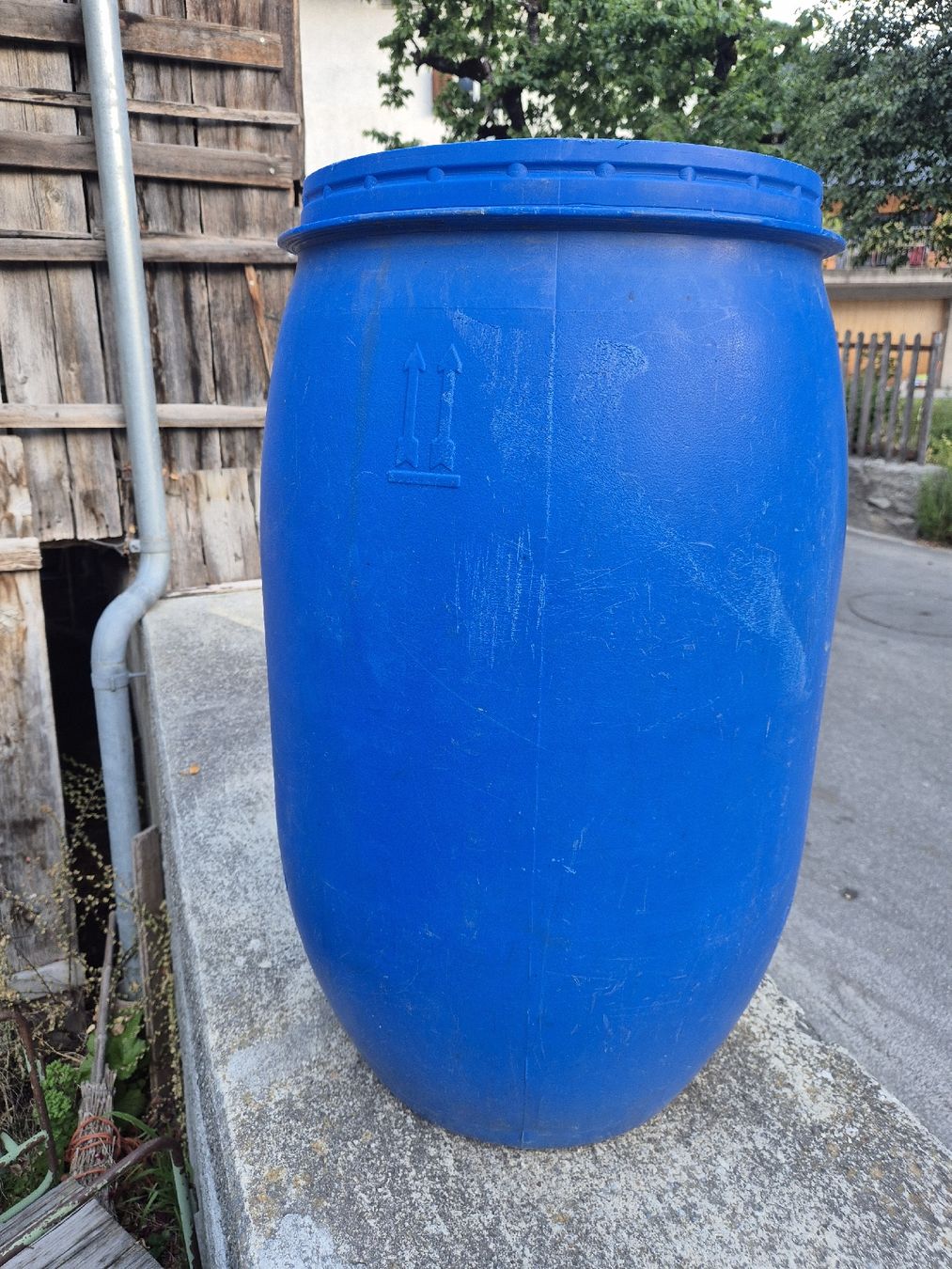 Bewässern & Giessen: blaue Fässer – Gebraucht aus Sagogn von no02