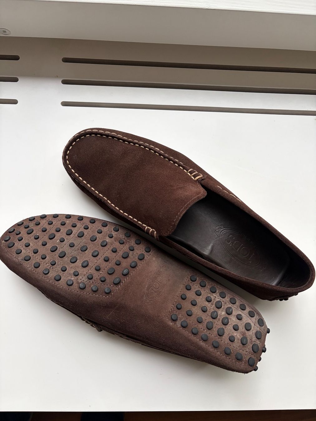 Herrenschuhe: Tods Nubuck Gommino driver loafer,9,5 oder Grösse 44 – Gebraucht aus Therwil von Seamonkey1 1