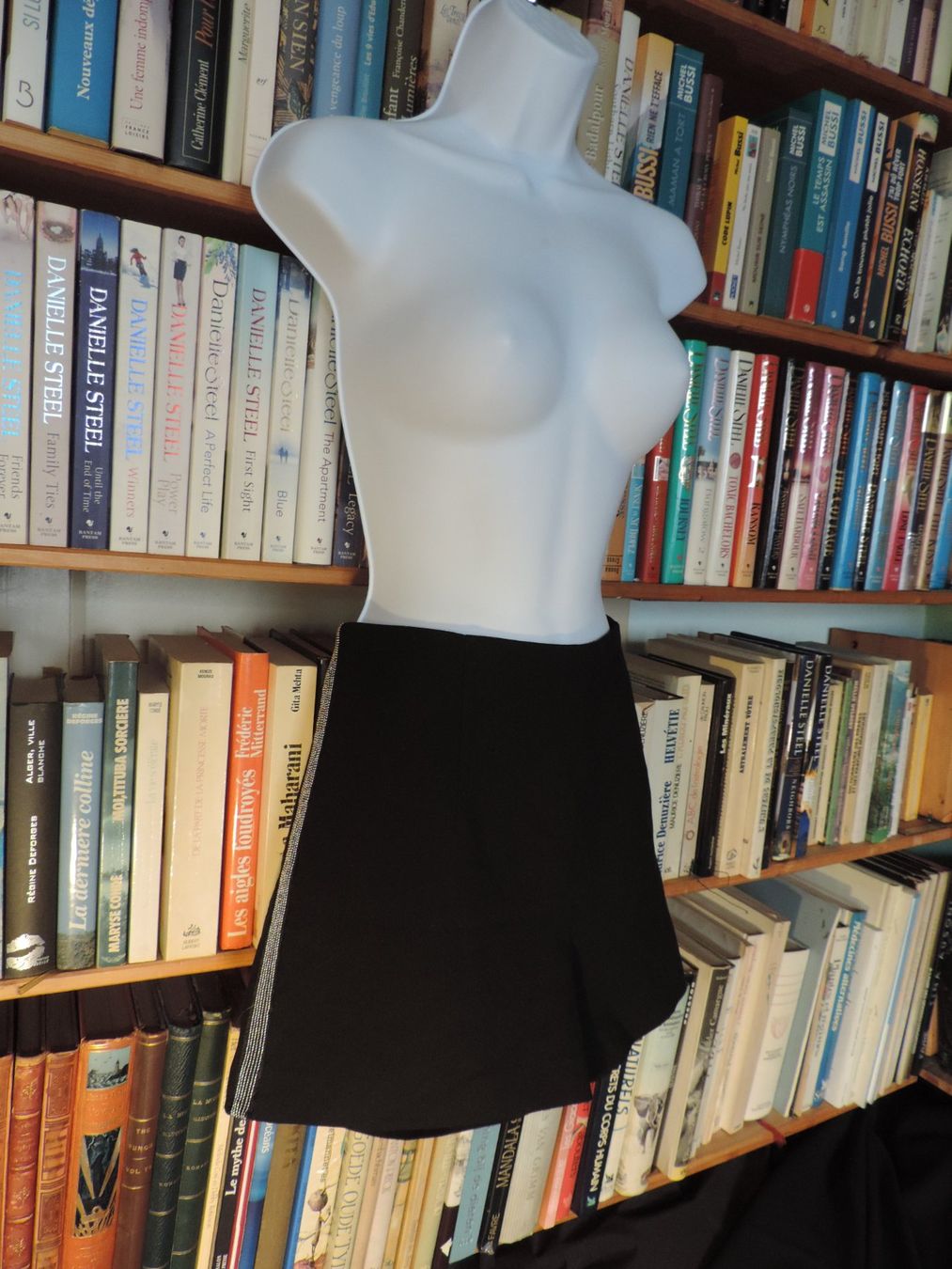 Zara Pantaloni: short noir souple – Usato da Genève venduto da Axelle333 2