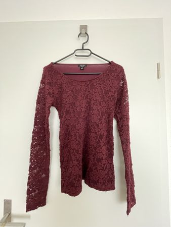 Burgunderfarbener Pullover mit Spitzenstoff