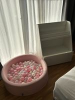 Bücherregal und Bällebad von Kiddymoon