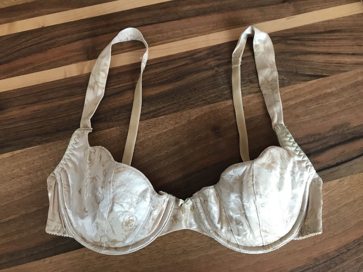 Triumph Altra biancheria intima: Goldfarbener BügelBH BH Triumph – Usato da Alpnach Dorf venduto da marvo