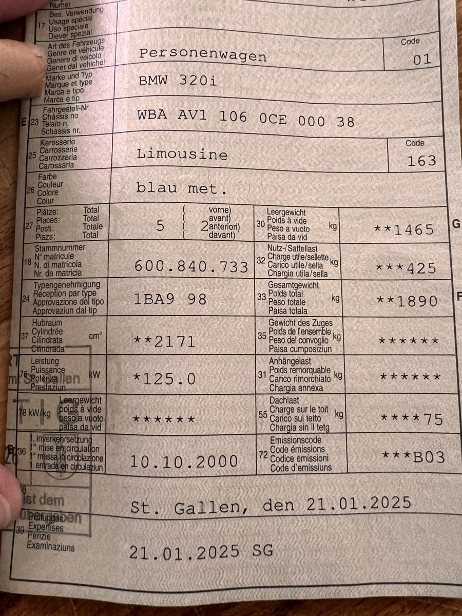 BMW Automobili: BMW 320i Limousine, dunkelblau – Usato da Walenstadt venduto da Memphis04 5