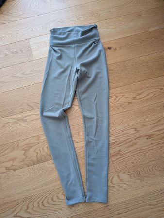 Butterzarte Yoga Leggins von PURA Clothing in XS (olivegrün)