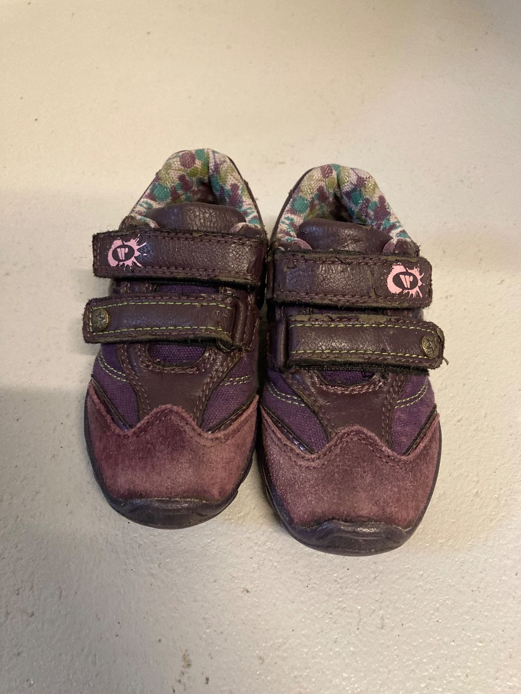 Schuhe für Jungen: Kinder Schuhe, Grösse 24, Lila – Gebraucht aus Basel von Ullminator