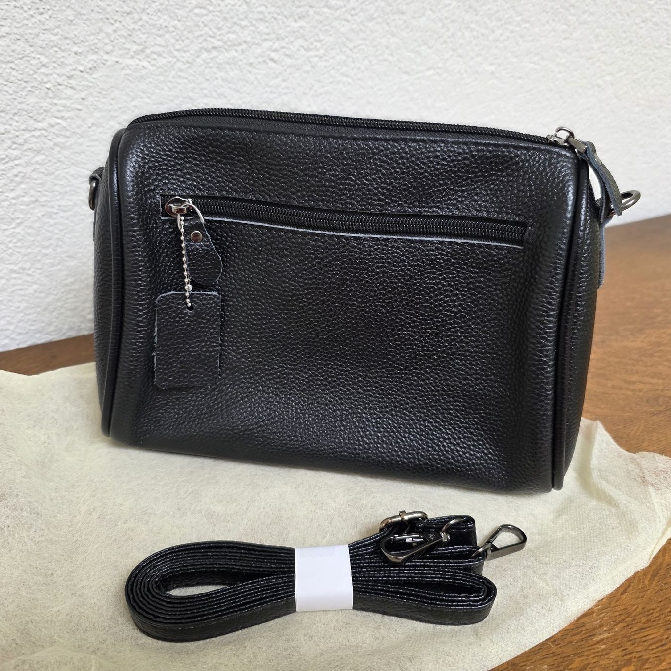 Taschen für Damen: Schwarze Umhängetasche aus Leder.Neu – Neu und originalverpackt aus Rheinsulz von Gilea 1
