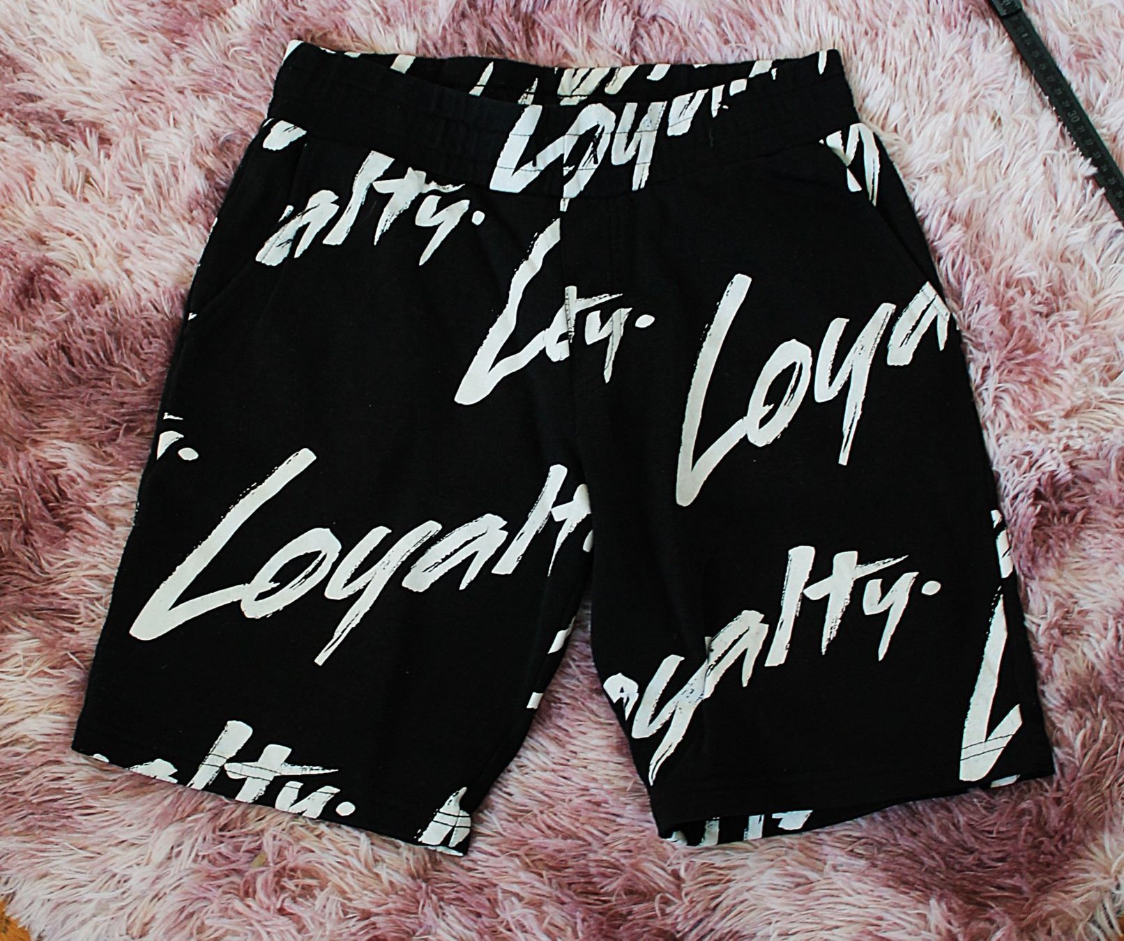 Pantalons: Kurze Hose Black Squad Letters – D'occasion à Hüttwilen par pinti55