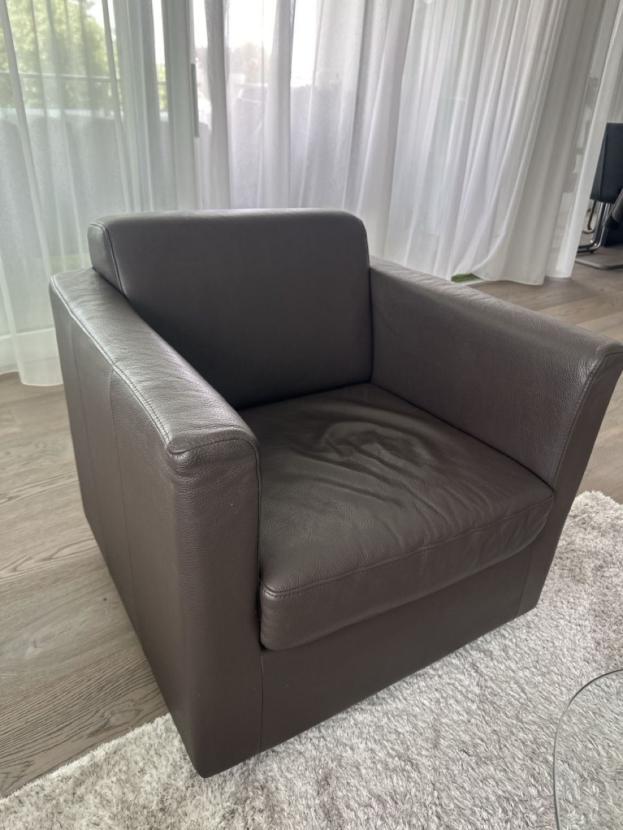 Divani: Echtleder Sofa dunkelbraun, 3er + Sessel + Hocker. Sommer-De – Usato da Zürich venduto da Pausch 3
