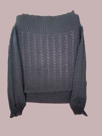 Handgestrickter Pullover mit Lochmuster