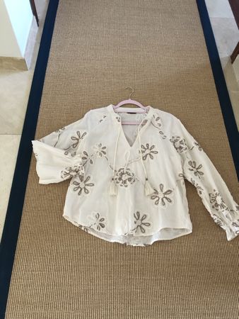 Zara bluse. Blumenstickerei Grösse S. Neu!
