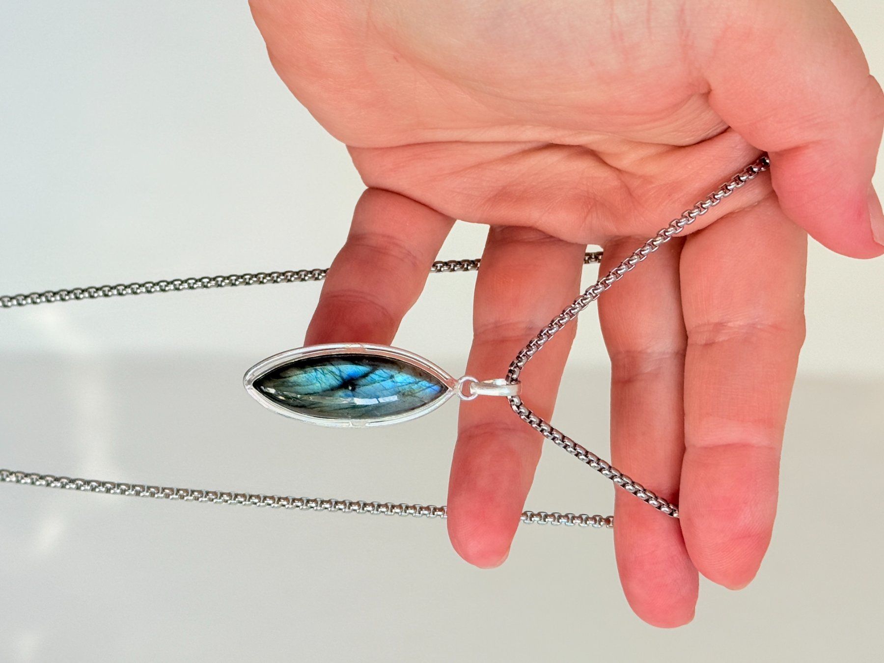 Catenine: Collier Labradorite neuf - Pierre de lune rare – Nuovo e nell'imballaggio originale da Genève venduto da AGBERG 1