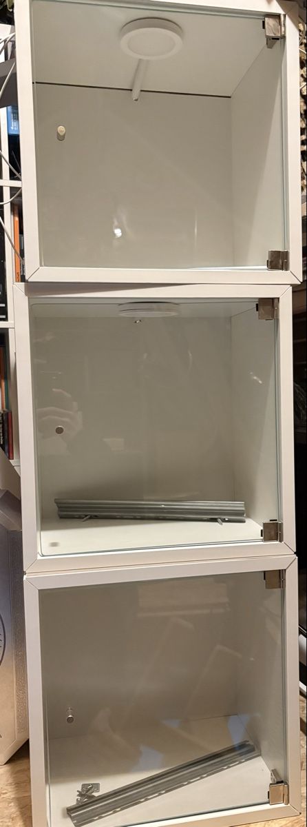 Vetrine: Ikea Vitrinen mit Smart-Beleuchtung – Usato da Wohlen b. Bern venduto da TheGift