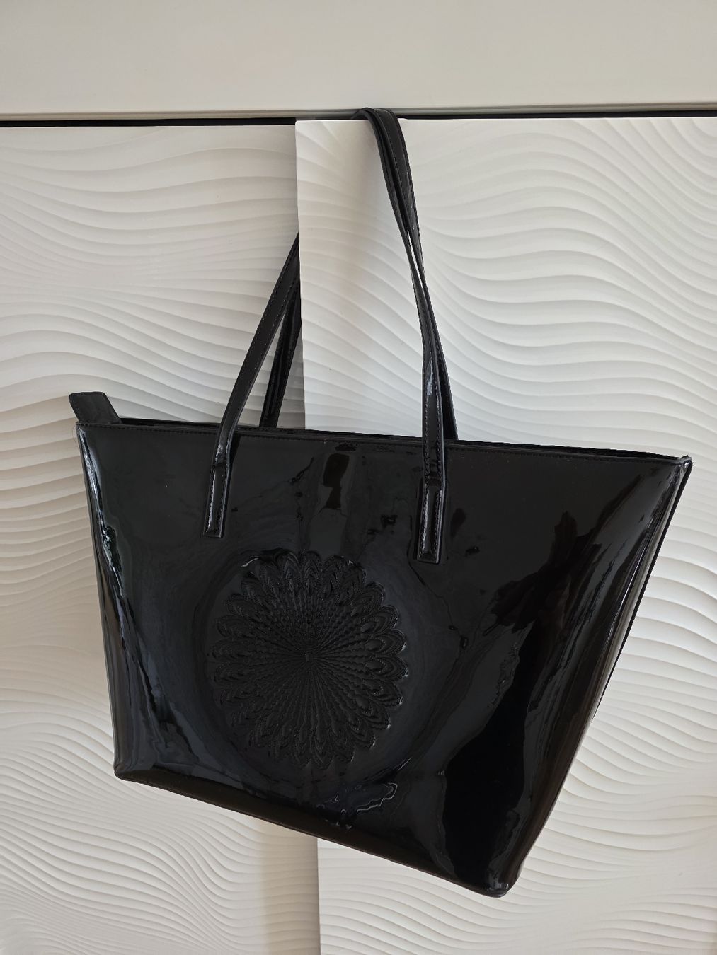 Desigual Borse da donna: Desigual Tasche schwarz Lackleder mit Muster neu – Usato da Laufenburg venduto da may_r2st 2