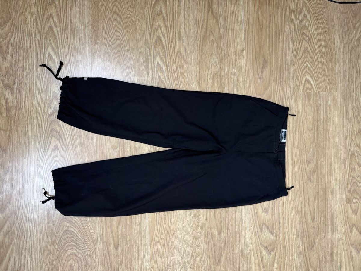 Pantaloni: Vintage Black drawstring casual capri trousers – Usato da Knonau venduto da Grapesvintage 1