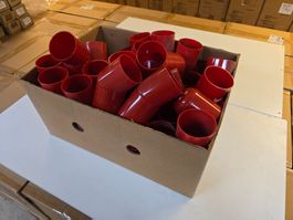 Posten neuer verstaubter Plastikbecher in rot ab 1.-