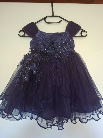 Abendkleid dunkelblau Grösse 104 mit Applikationen