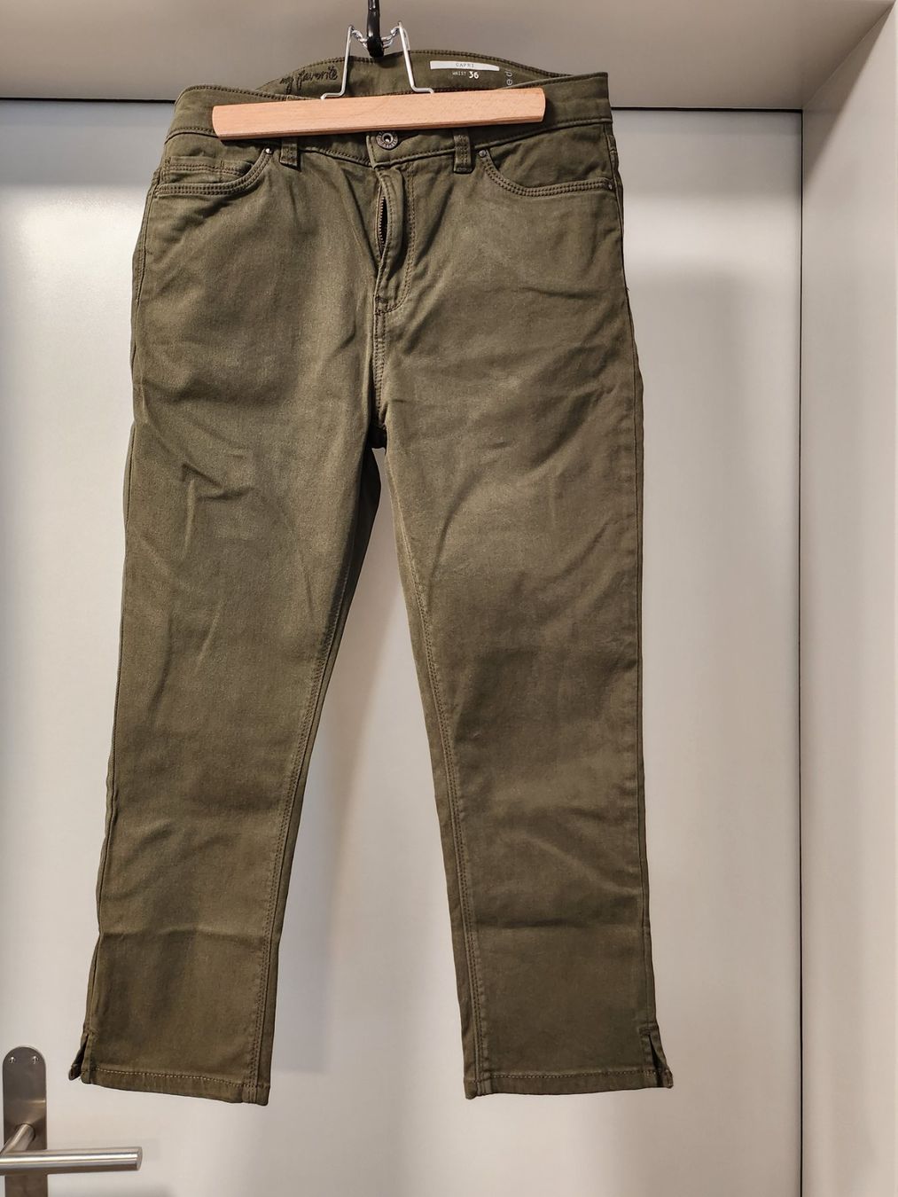 Jeans: Damen Capri-Jeans Gr. 36, oliv – Usato da Nebikon venduto da zesette
