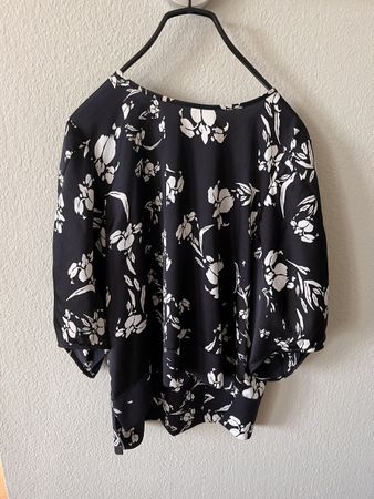 Bluse HIGH, Gr. 34, schwarz mit weissem Blumenprint