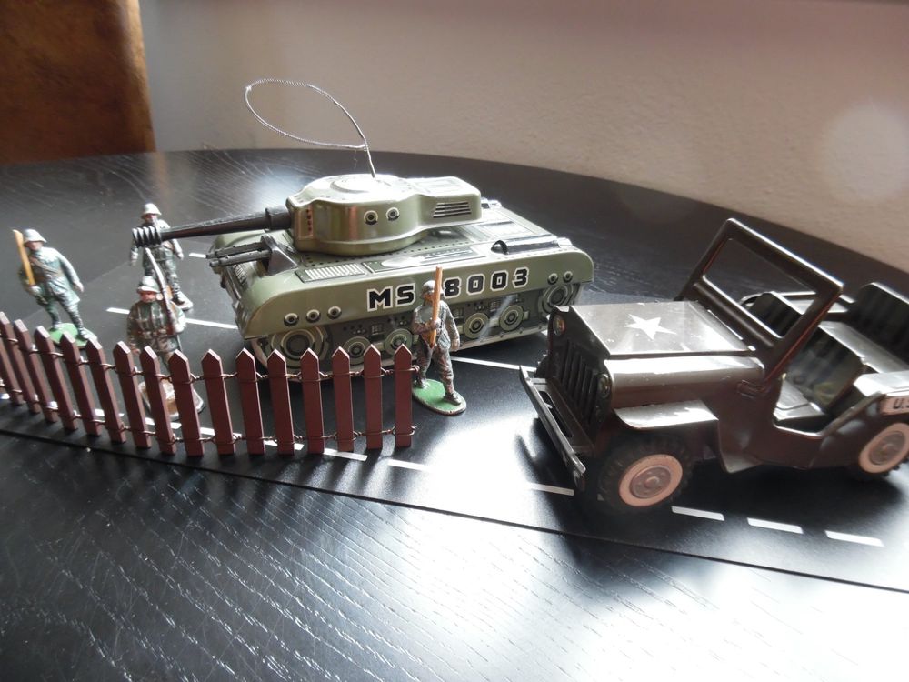 Militär Blechspielzeug Konv. Panzer, Jeep Figuren u Anhänger 3