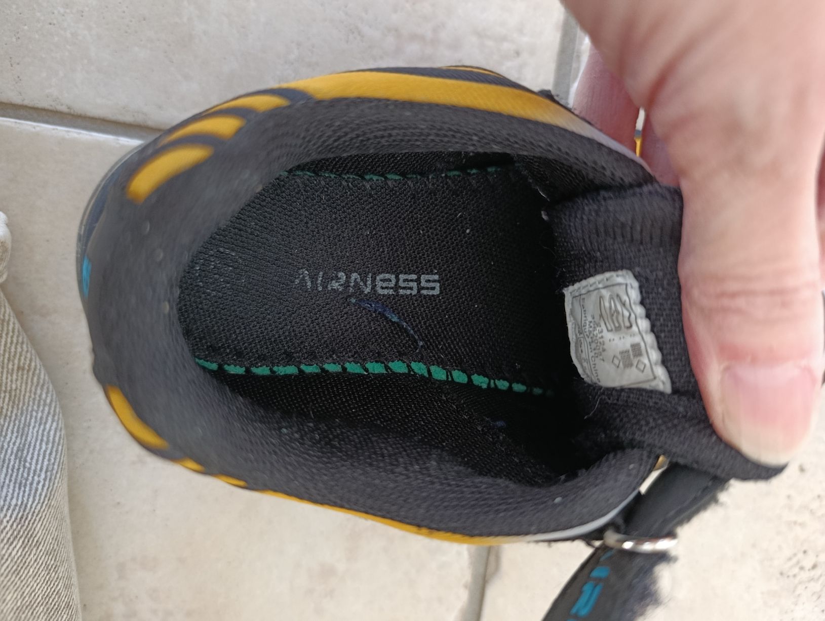 Scarpe da uomo: BASKETS AIRNESS JAUNE NOIR 28 – Usato da Sierre venduto da shirley04 5