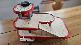 Holzgarage für Spielzeugautos 