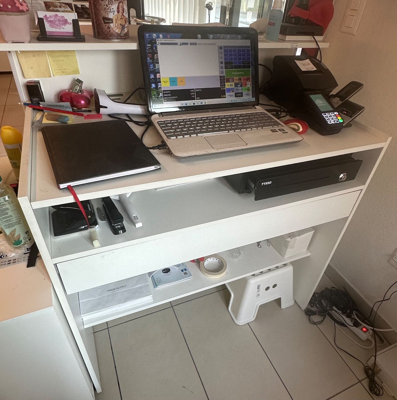 Allestimento di negozi e stand fieristici: Reception – Usato da Agarone venduto da HappyNails 1