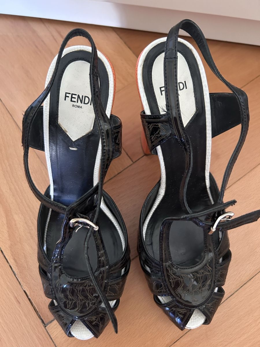 Fendi Scarpe da donna: Fendi Chameleon cut-out wedge sandals – Nuovo (secondo la descrizione) da Biel/Bienne venduto da zit_v5yc 4