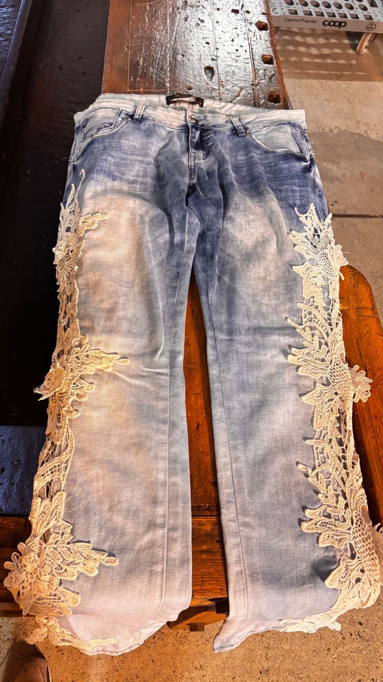 Jeans: Damen Jeans grösse 42 2er Pack. – D'occasion à Münchenstein par tsp01 2