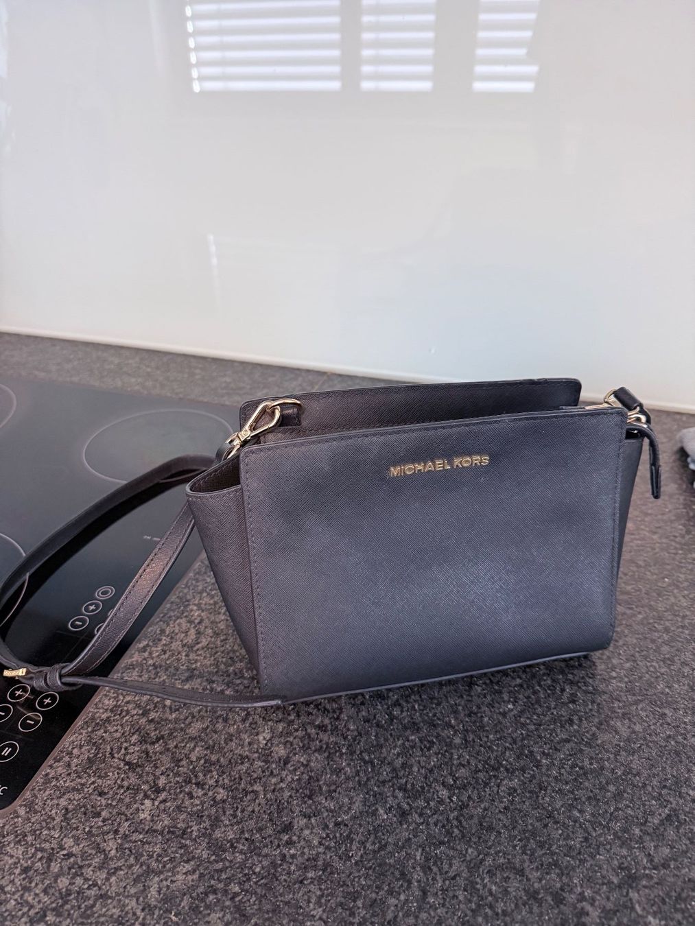 Michael Kors Taschen für Damen: Michael Kors Tasche Schwarz Leder – Gebraucht aus Riehen von Verkaufen21