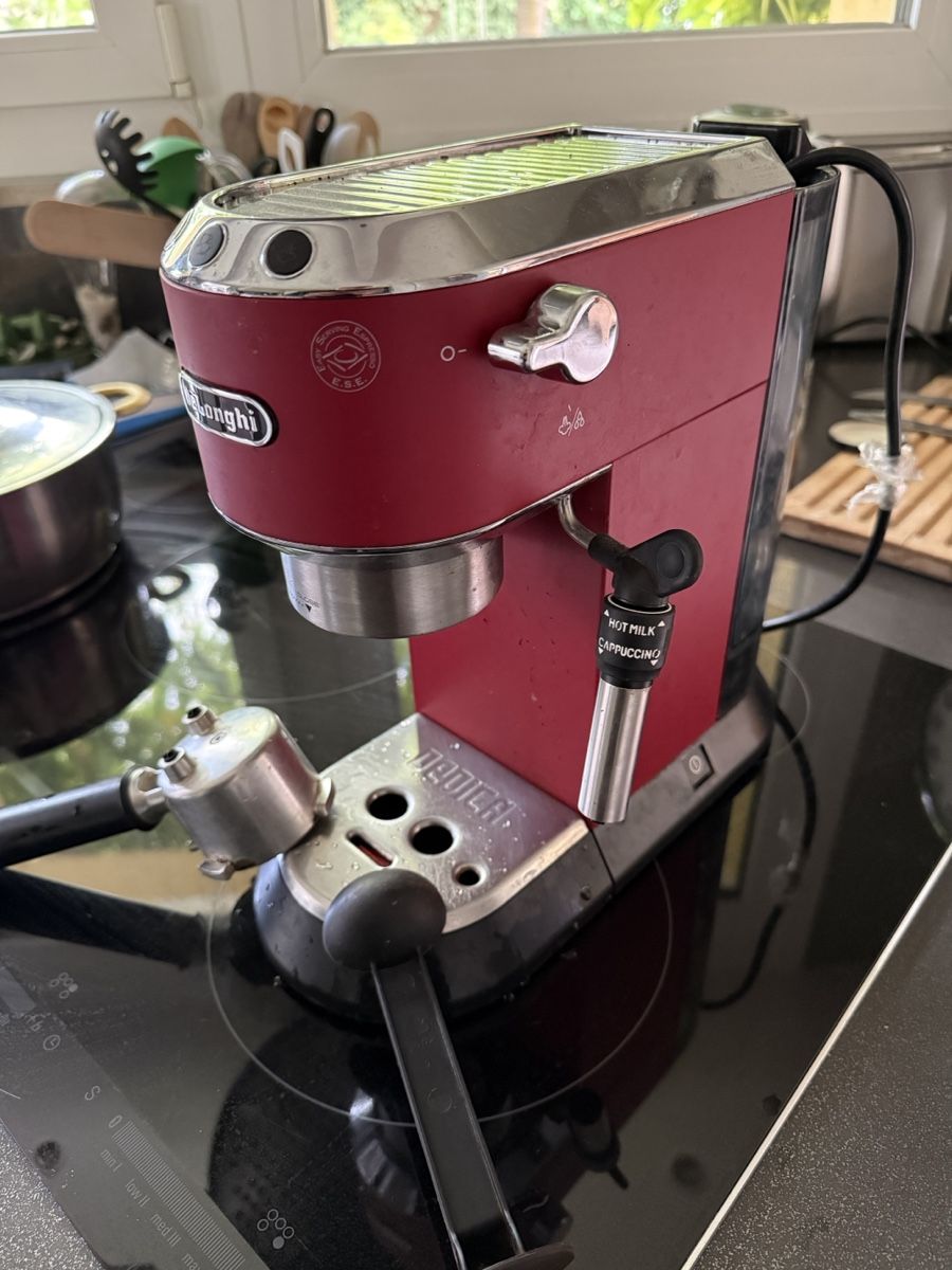 De'Longhi Machines à café & Machines à expresso: Machine à café DeLonghi Dedica rouge – D'occasion à Bernex par del_9z52