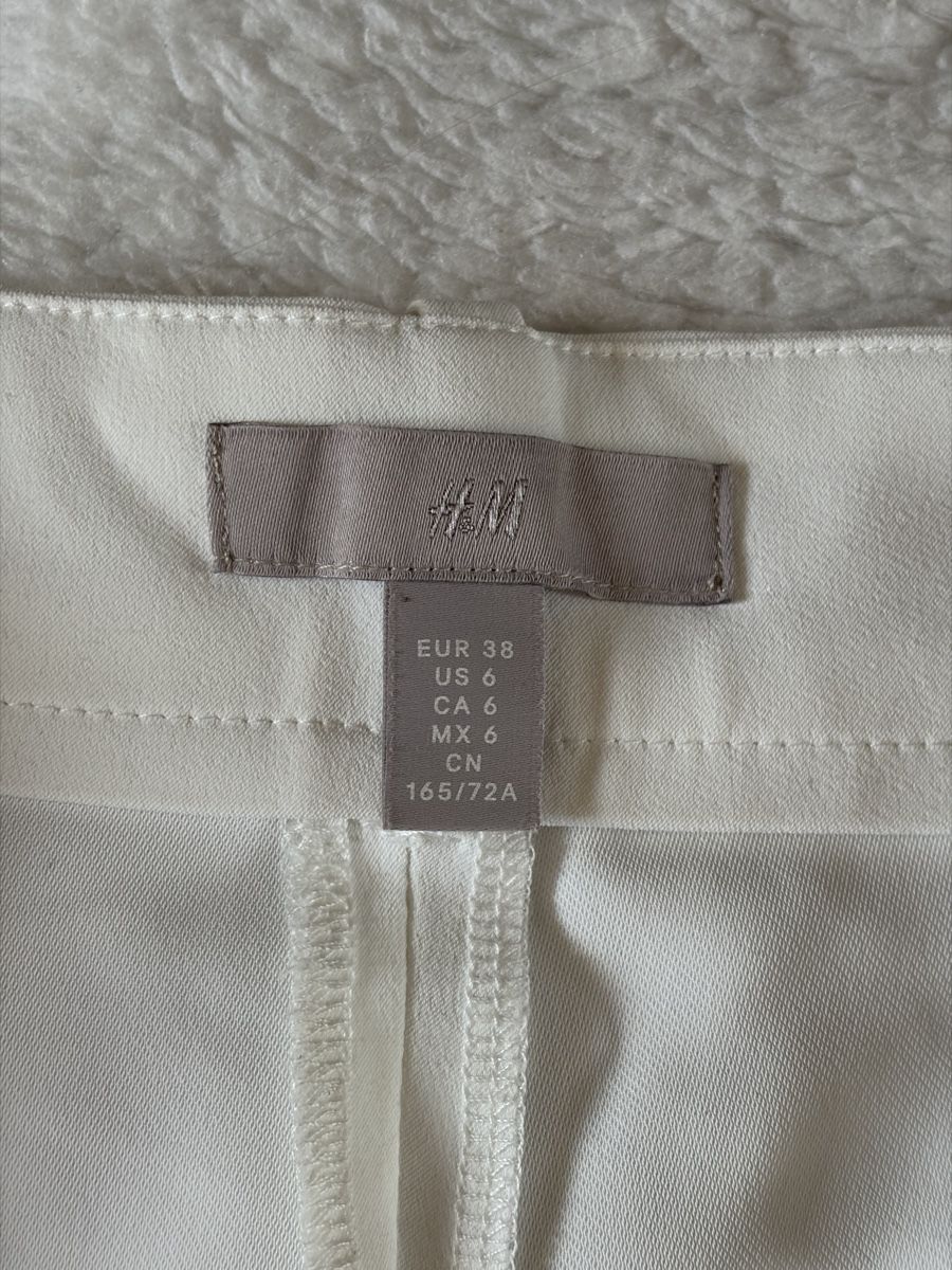 H&M Pantaloni: White H&M shorts size 38 – Usato da Zürich venduto da Abu95 7