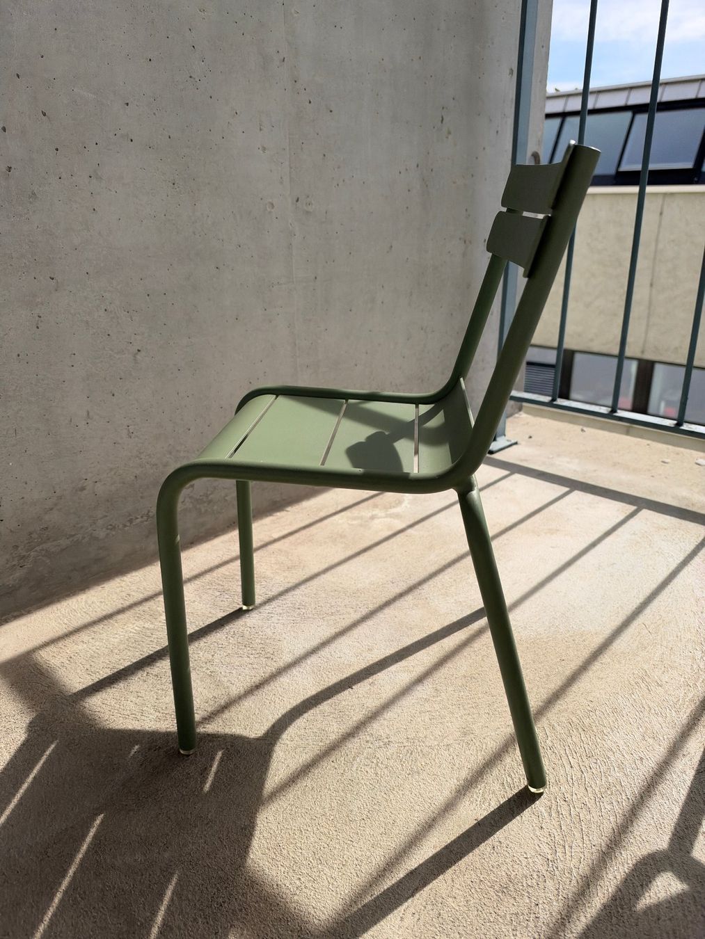 Fermob Set di tavolo e panche: Fermob Luxembourg Kindertisch mit Stühlen – Usato da Zürich venduto da papillon8000 4