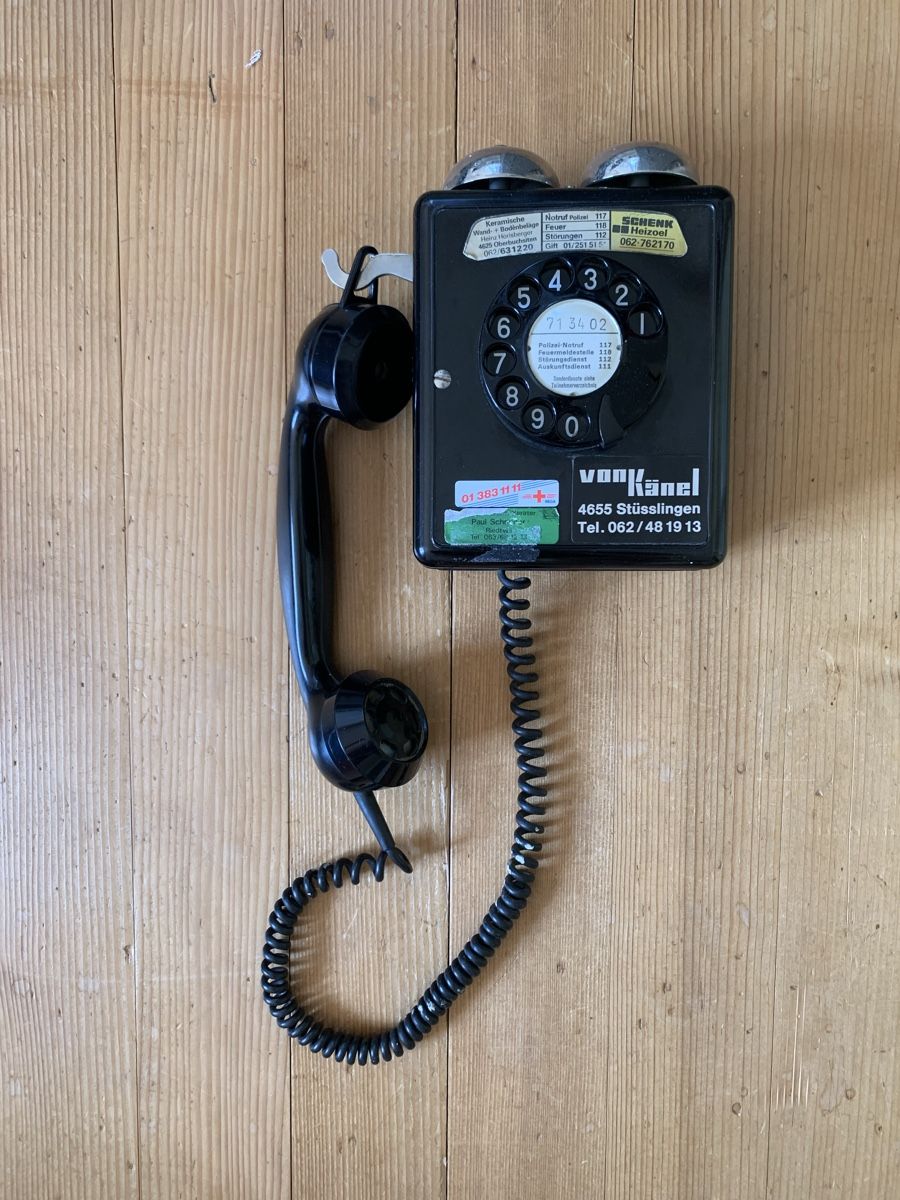 Telefone: Altes Wandtelefon – Defekt aus Emmenbrücke von Sturm-Stina