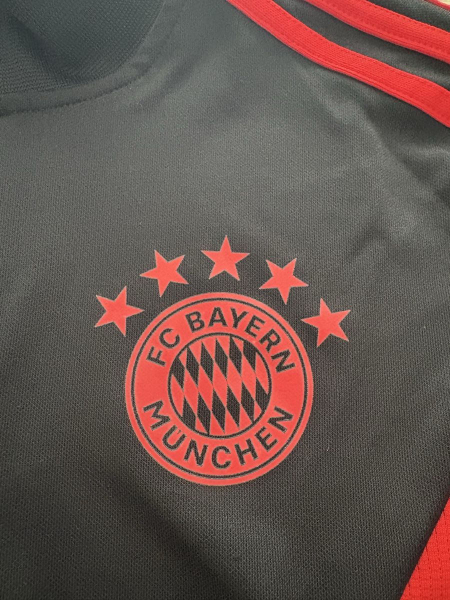Bayern München Jacken: Fc Bayern Trainingsjacke 22/23 – Gebraucht aus Domat/Ems von tim_lq6b 1