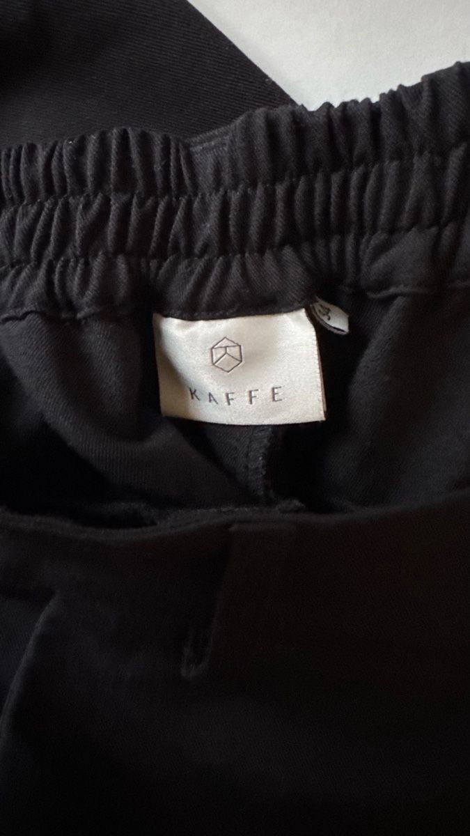 Pantaloni: Schwarze Stoffhose Gr. 34 von Kaffe – Nuovo (secondo la descrizione) da Zürich venduto da Aya03 1