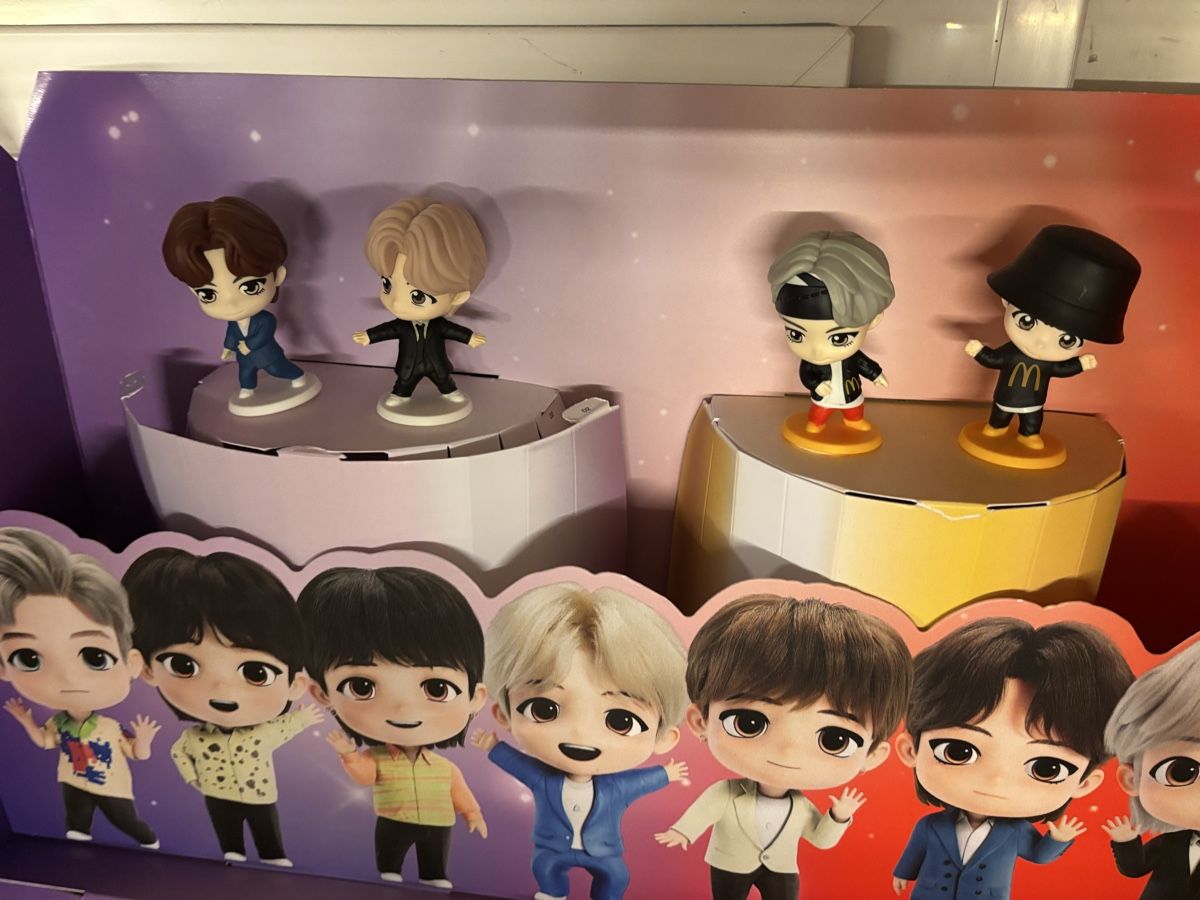 Mc Donald's Statuette: BTS McDonald’s Display mit Figuren – Nuovo (secondo la descrizione) da Brütten venduto da Swerman1984 2