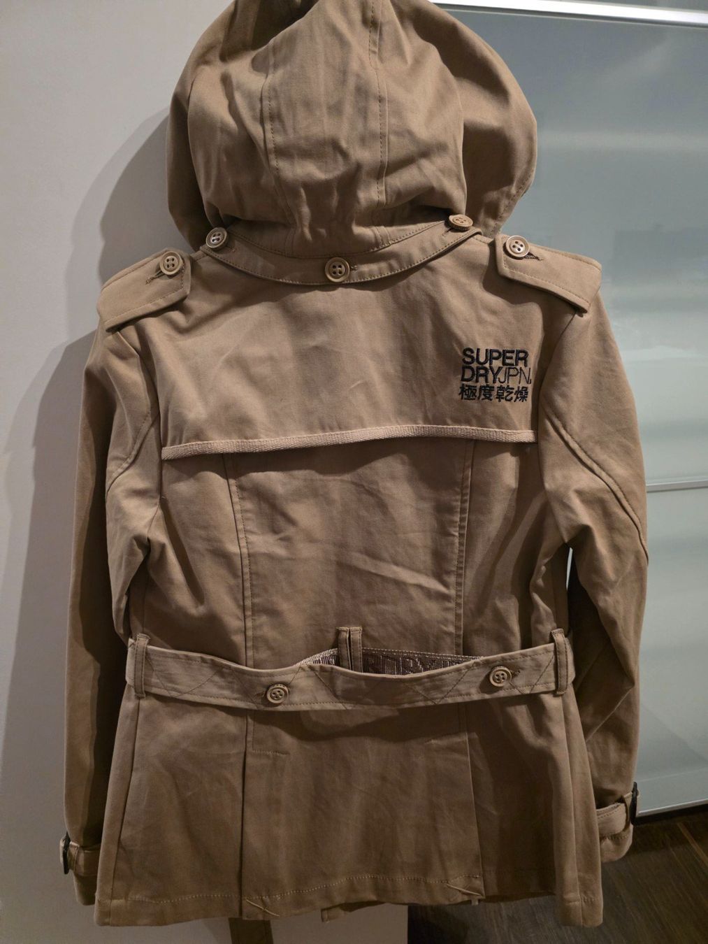 Superdry Cappotti: SuperDry & Co - Regenjacke "Cropped Super Raincoat" – Nuovo e nell'imballaggio originale da Bülach venduto da Zaimania 5
