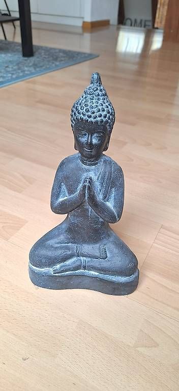 Tutte le decorazioni: Buddha Dekofigur  ca. 30 cm  sitzend / betend – Usato da Zürich venduto da Pamwen 2
