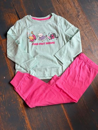 Schönes Pyjama Gr. 104, Neu