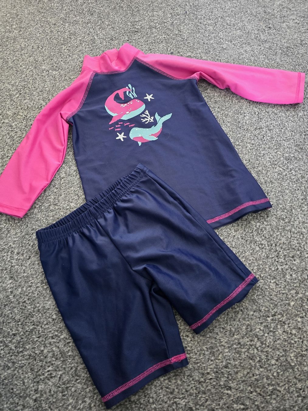 Costumi da bagno & Bikini: Badeanzug mit Wals Motiv Gr. 110-116 – Usato da Unterentfelden venduto da Panda-87