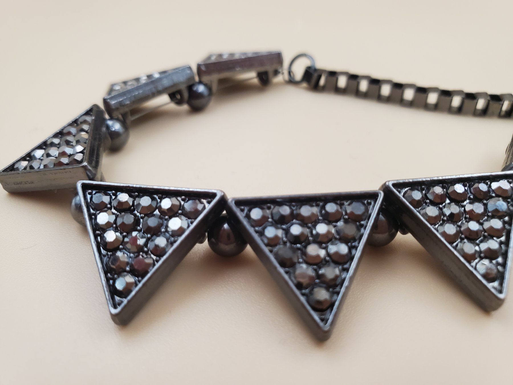 Catenine: Collier fantaisie triangle gris et noir – Usato da Rennaz venduto da La_malle_du_dauphin 2