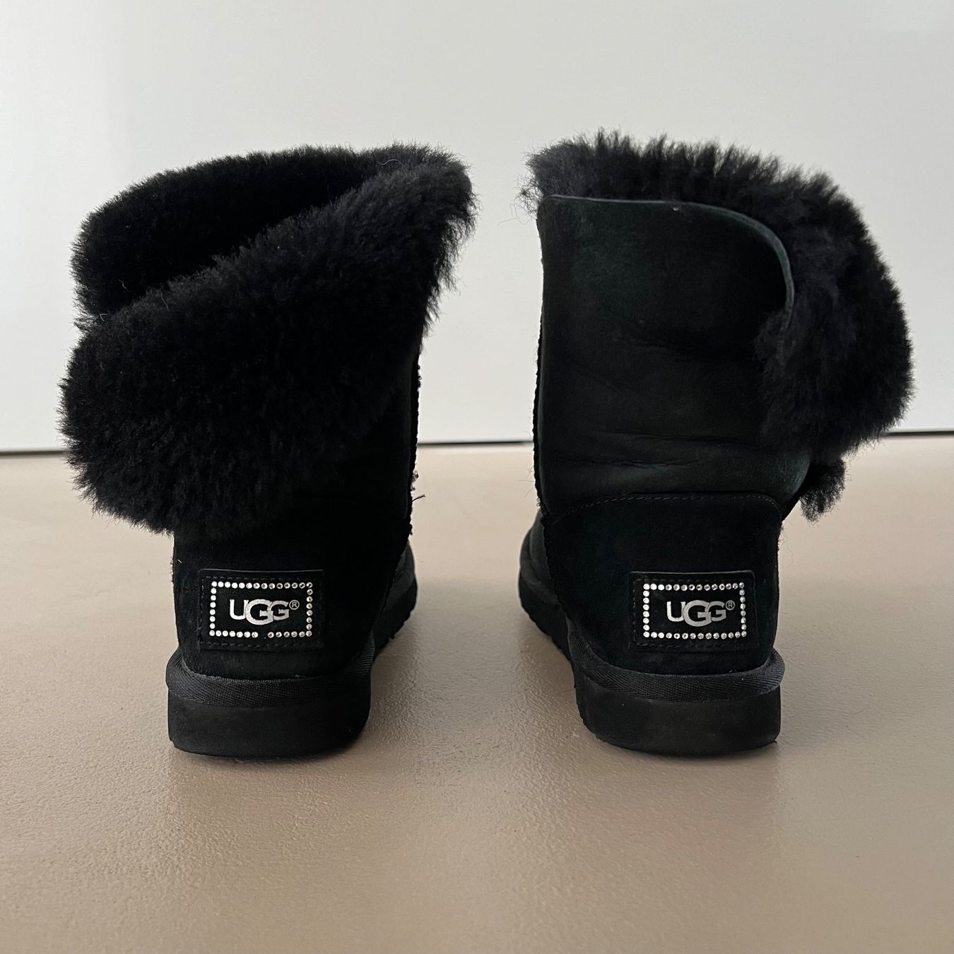 Ugg Damenschuhe: UGG Damen Bailey Button Bling Boot 🖤 – Gebraucht aus Zürich von ClosetQueen 6